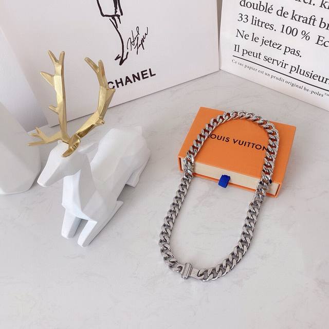 Lv Louis Vuitton magnetic steel necklace with the same bracelet on sale, a must-