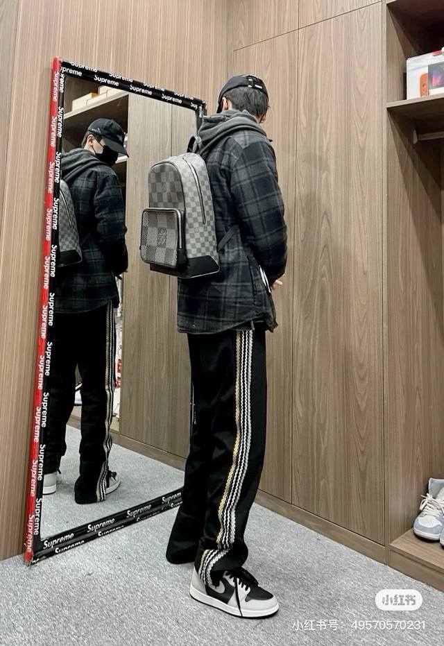 Lv Black plaid backpack Backpack is a must-have for boys to go out on the street