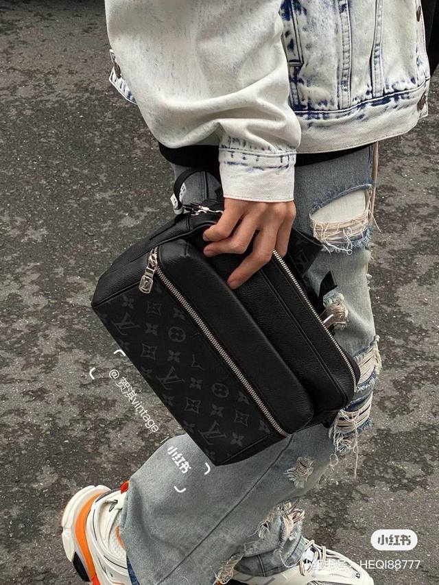 Lv Outdoor double-layer messenger bag I have recently been fascinated by this pr