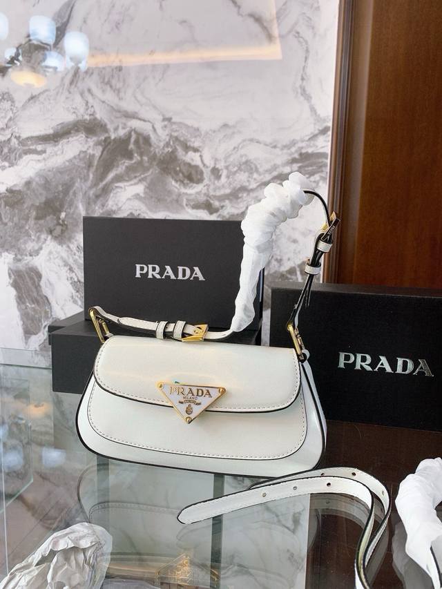 Prada Crescent Underarm Bag Second-hand underarm bags are really popular this ye