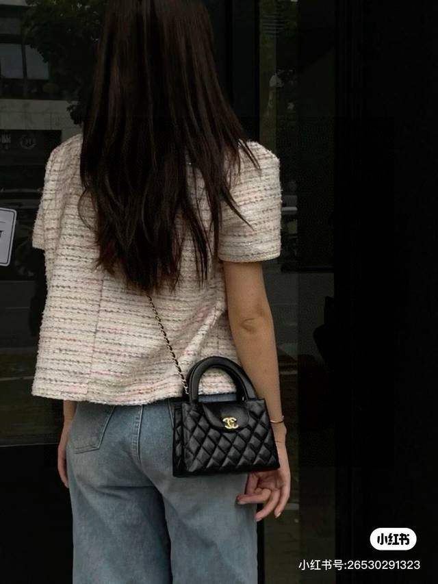Chanel Kelly Handbag BlackFashion is a cycleThe popular second-hand Kelly is red