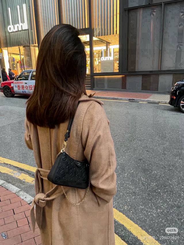 Lv Embossed Black Mahjong Bag A classic piece that appeals to young girls Althou