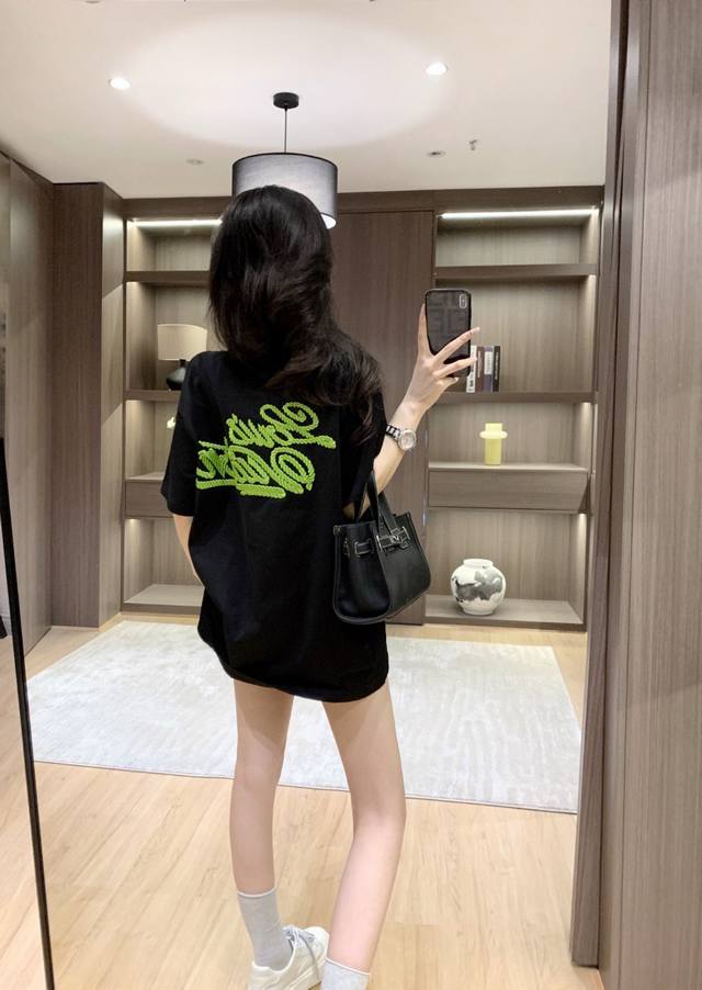 Heavy-duty green ivy embroidery: Looks good in any outfit!! DDD