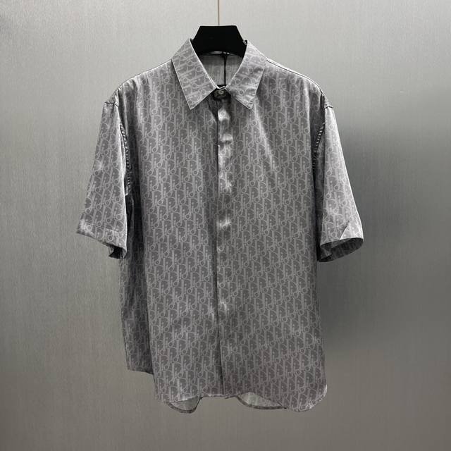 Cd Silk Twill Oblique Shirt Size : S-Xl This light grey short-sleeved shirt feat