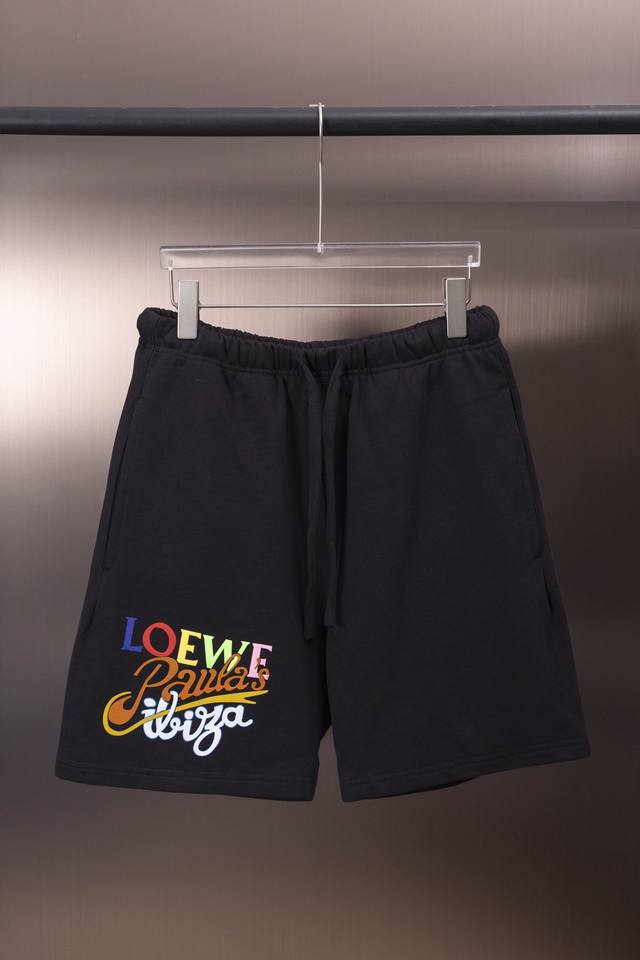 Loew's new series of Logo shorts are made of pure cotton and high-weight fabric.