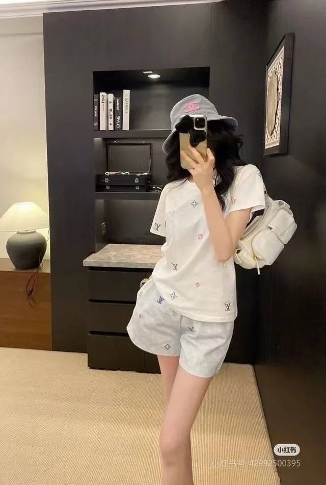 New arrival Lv Donkey 25Ss new heavy embroidery shorts set! It makes your waist