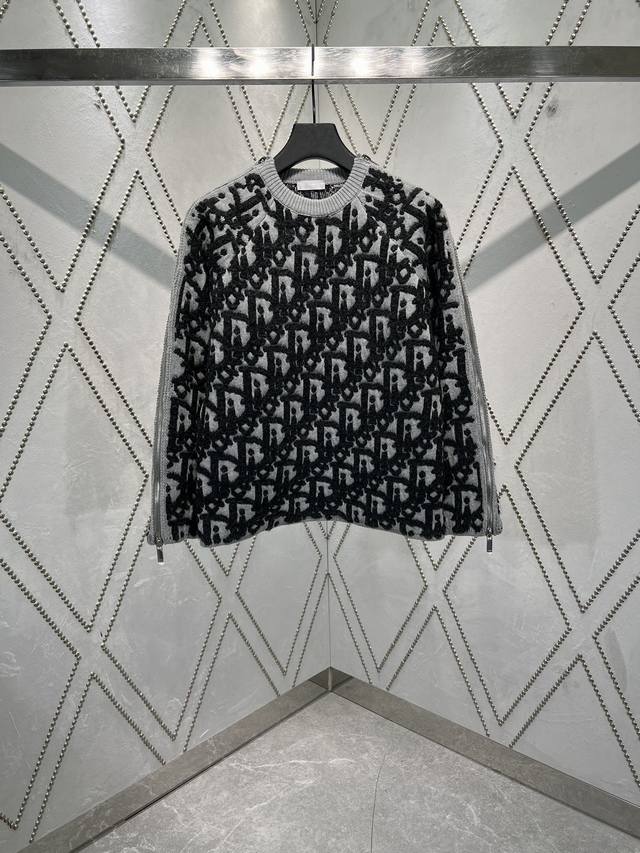 Dior25SsThe new sweater reinterprets the classic Dior logo with a sleek, modern