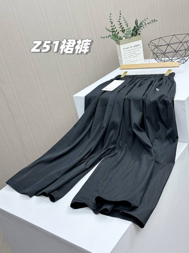 2 pieces, 2 pieces in a pack, looks like a skirt, but actually is a pair of pant