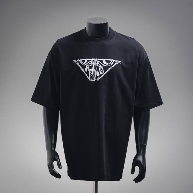Louis VuittonLv25Ss Chain Logo Short Sleeve T-ShirtThis T-shirt is knitted in so