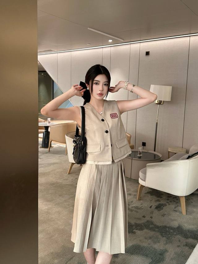Miumiu Miu Miu letter square embroidery V-neck vest pleated skirt suit with belt