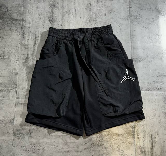 Jordan retro casual couple shorts The fabric is made of woven splicing fabric, c