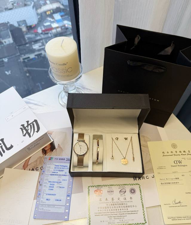 Dw watch four-piece set gold and white brand new original authentic Dw four-piec