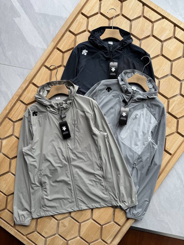During the summer outdoors, Descente's stretch quick-drying skin jacket is your