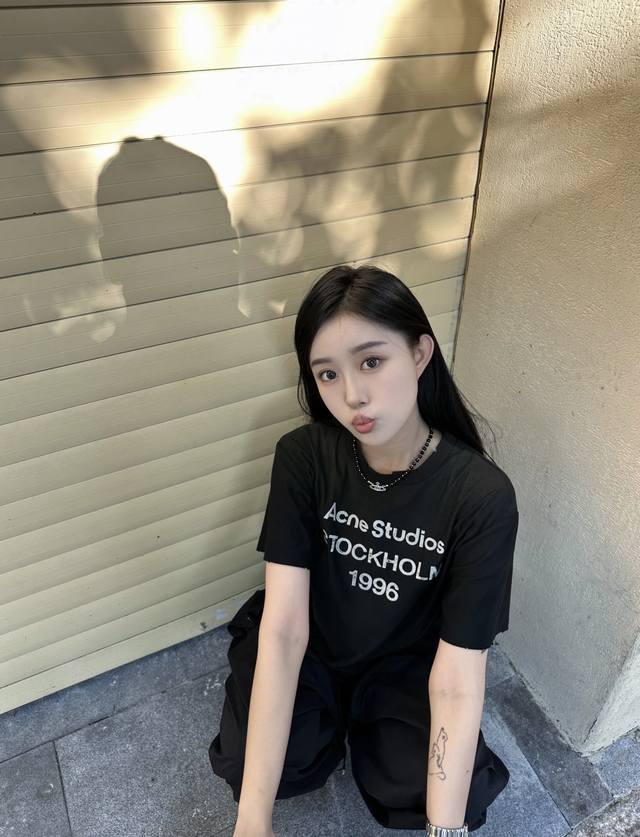 The black model picture of the old cotton T-shirt is so fashionable and city. I