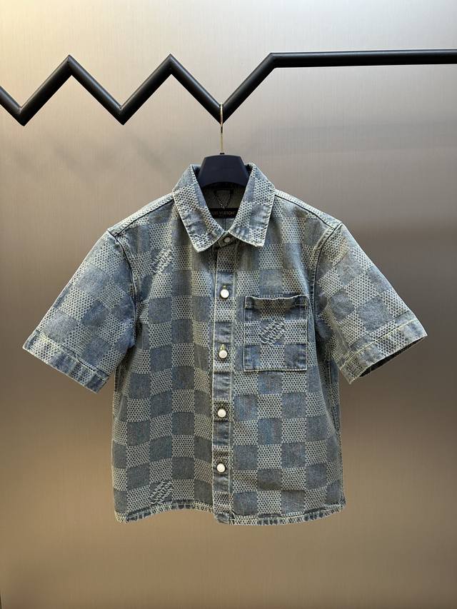 Lv Damier 3D Short Sleeve Denim ShirtThis short sleeve denim shirt features a 3D