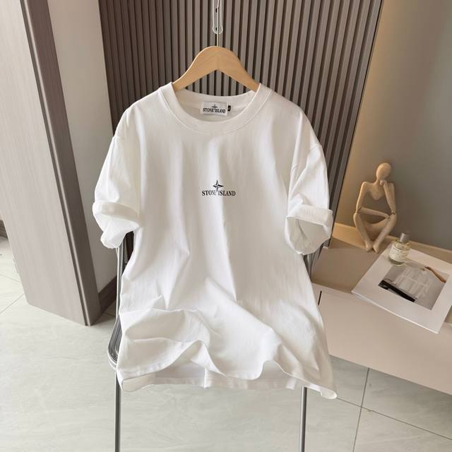 Stone Island short-sleeved T-shirts for men and women are available on the offic