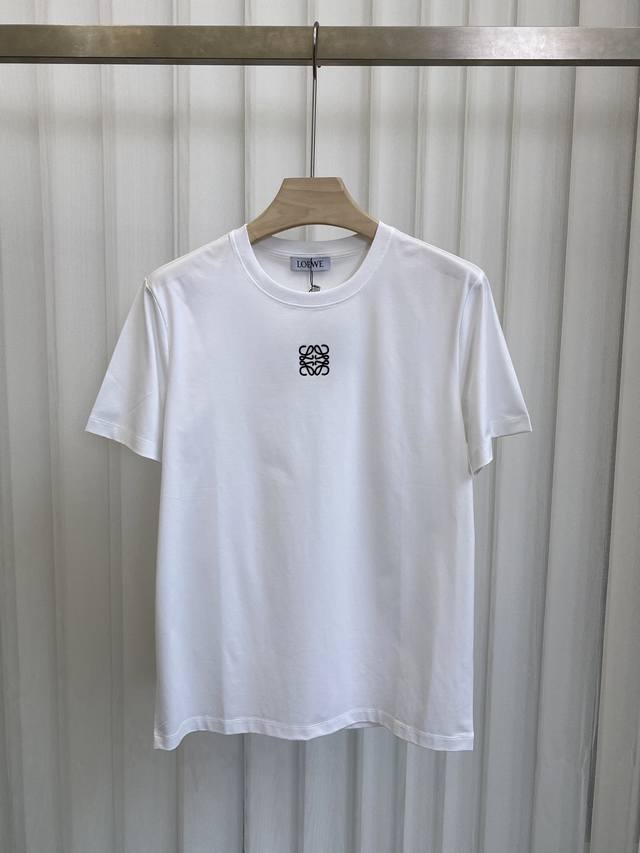 Loe&We. Spring and summer, the front is decorated with the brand's classic eleme