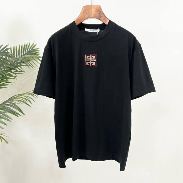 Givenchy's new spring T-shirt is awesome! Embroidered Logo Exquisite and elegan