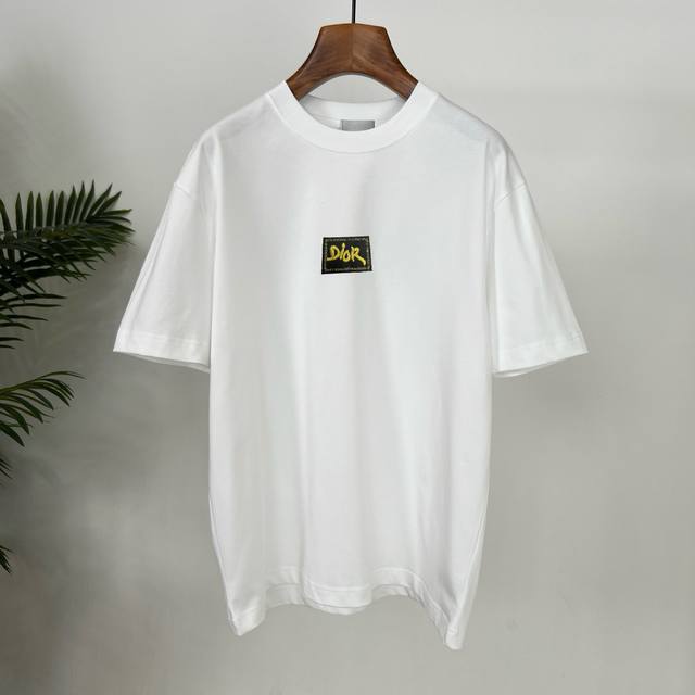Dior's new spring T-shirt is awesome! The embroidered logo is exquisite and eleg