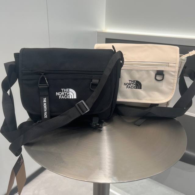 The North Face Large Capacity Crossbody Messenger Bag Can be worn by both men a