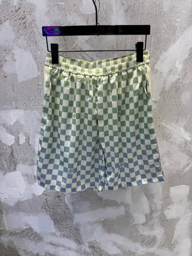 Lv new color gradient checkerboard webbing shorts Size: Xs SML DDD