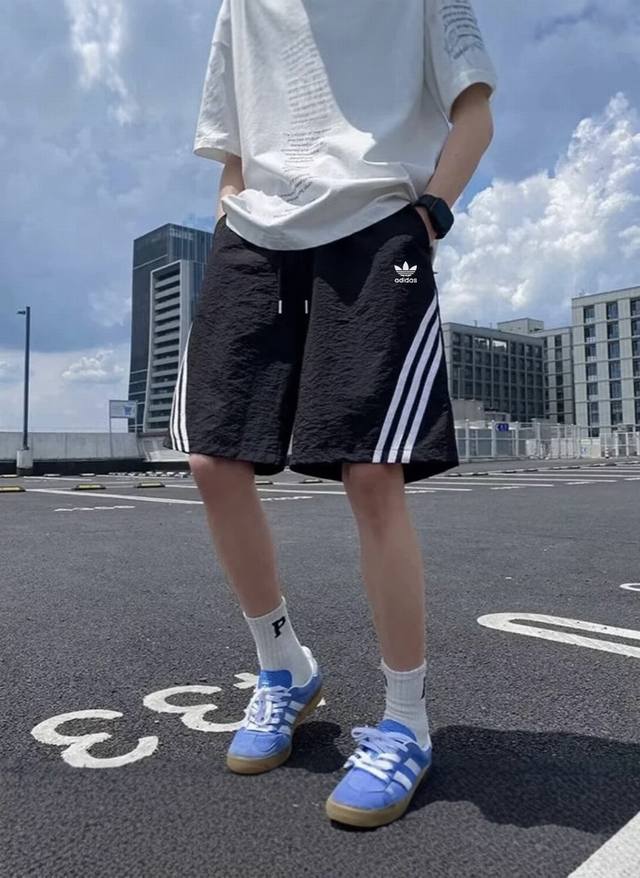 Style number: Wkd84 Adidas Trefoil thin breathable side three-bar shorts, a pai