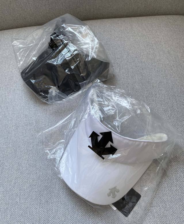 Descente Move Pack series unisex sun hat! Available in black and white. Size: 58