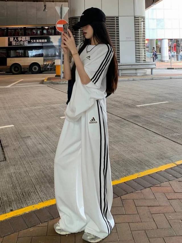 A set of Adidas three-bar suits, American three-bar sports summer loose college