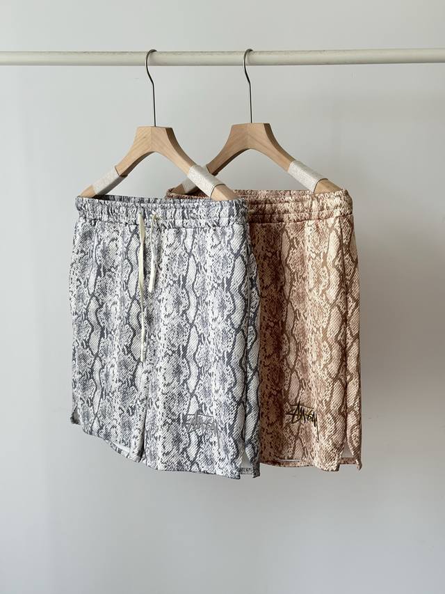 Stussy 25Ss Summer Stussy retro python pattern full print American slit shorts.