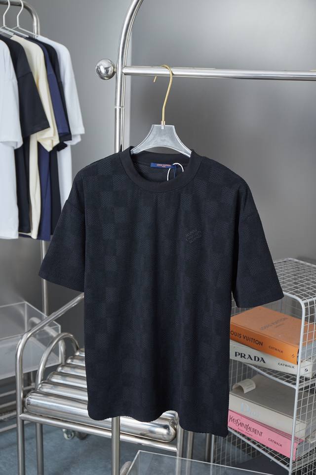High version Lv plaid letter jacquard fabric embroidered T-shirt The fabric is