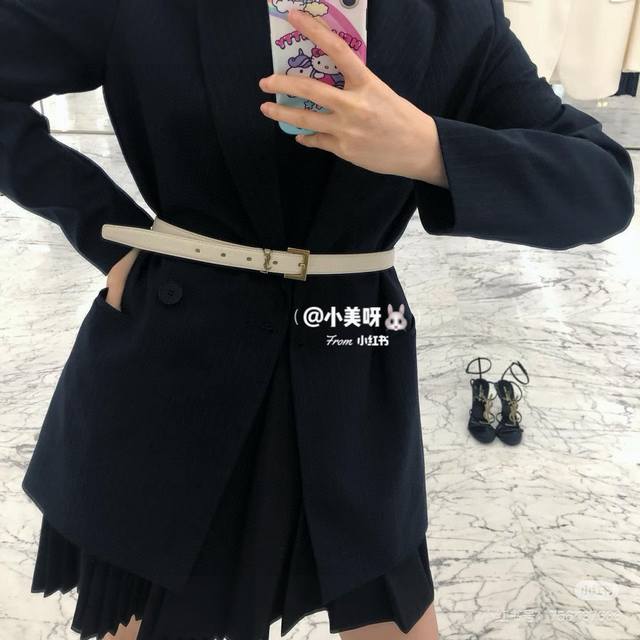 Ysl Saint Laurent plain square buckle beltYsl gives people the feeling of being