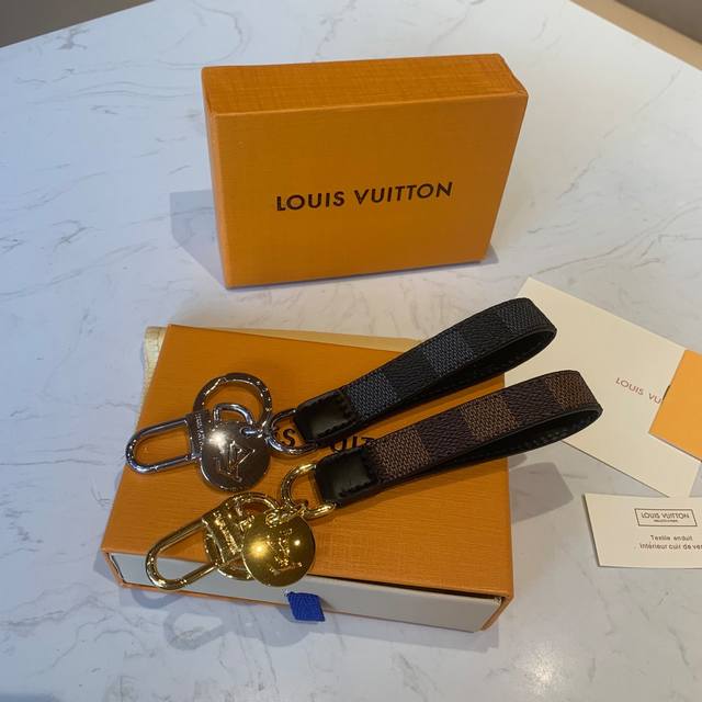 Louis Vuitton keychain, round Lv logo makes it more exquisite, including a full