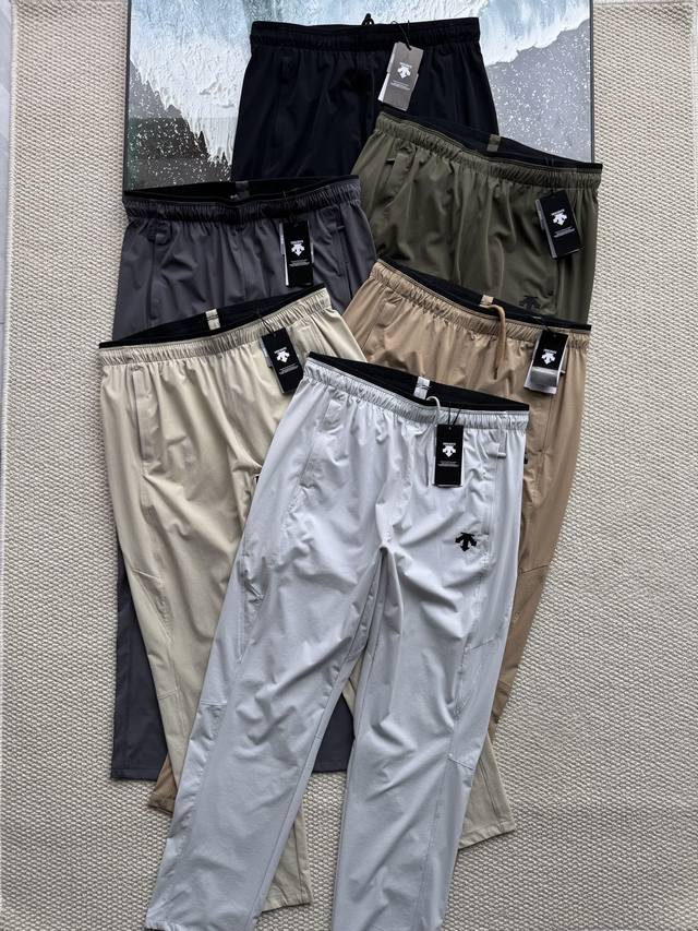 Descente new men's casual solid color sports trousers, a pair of functional soft