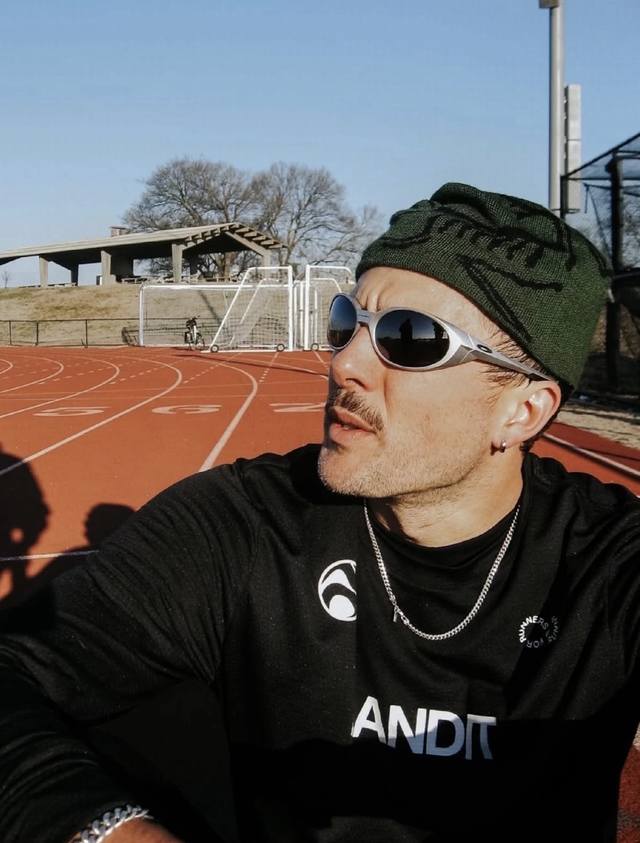 Oakley Oakley turns you into a street cool guy in seconds 9438#Oakley profession