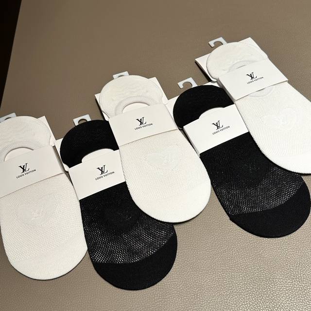 Lv New summer boat socks are here, with a full hollow logo design style, all-cot
