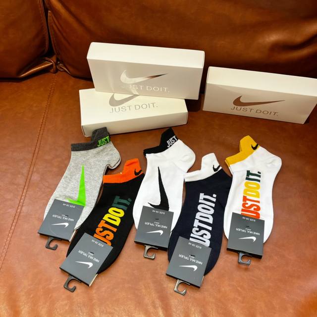 Nike men's socks gift box, five pairs of socks, Nike socks. Excellent fabrics, f