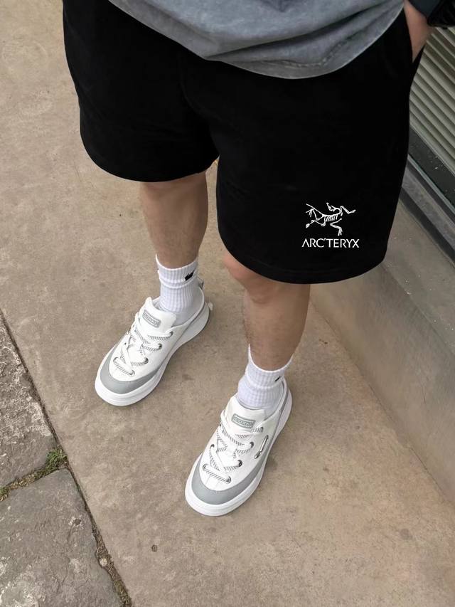 Arc'teryx latest model of Arc'teryx's unisex couple shorts with small logo print