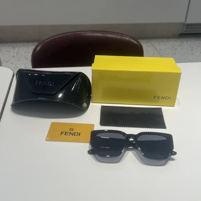 Fendi Fendi sunglasses~Big frame sunglasses that beauties love Big frame sunglas