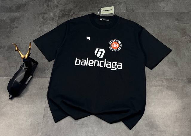 New short-sleeved Balenciaga jersey-style T-shirt is so cool! The black and whi