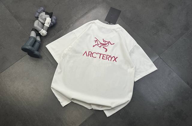 Arcteryx Arc'teryx limited edition pink bird embroidered short-sleeved T-shirt.