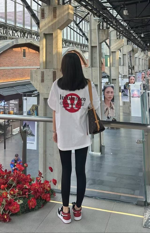 Lululemon25 New couple short-sleeved T-shirt with big logo on the back! Loose fi