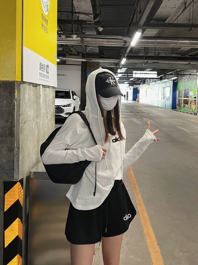 A set of 25Ss letter embroidered hooded sunscreen long-sleeved shorts suit The