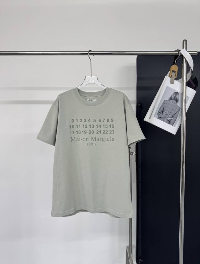 New arrival Margiela's latest color scheme, haze green calendar letter round ne