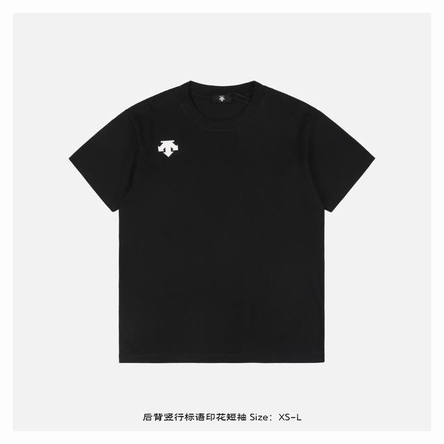 Short-sleeved shirt with vertical slogan print on the back The fabric is made o