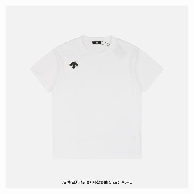 Short-sleeved shirt with vertical slogan print on the back The fabric is made o
