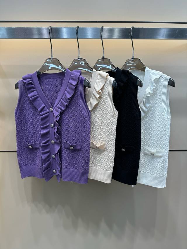 Chanel Chanel Xiaoxiang custom double C button ruffled V-neck knitted vest Style