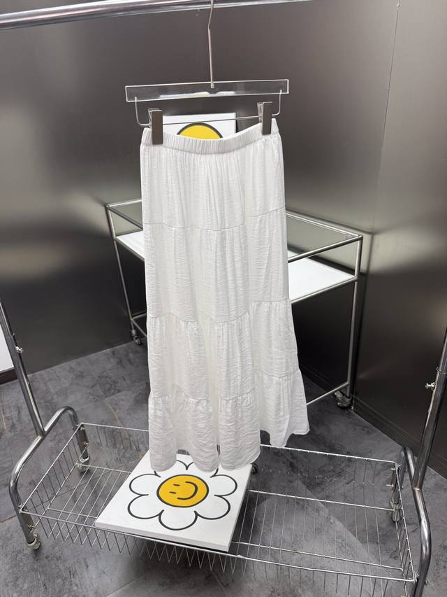 This is an irresistible cake skirt. If romance has a color, it must be white. Th