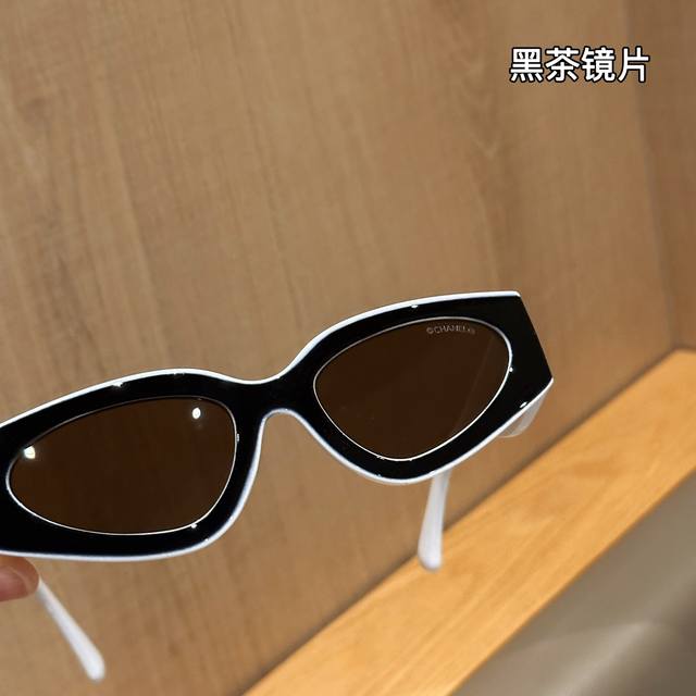 Chanel sunglasses are so good looking~ The same style of Chanel sunglasses as He