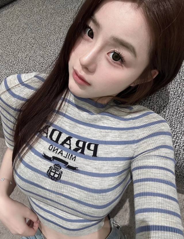 Prada's popular striped knitted sweater Simple but comfortable and cool! Prada