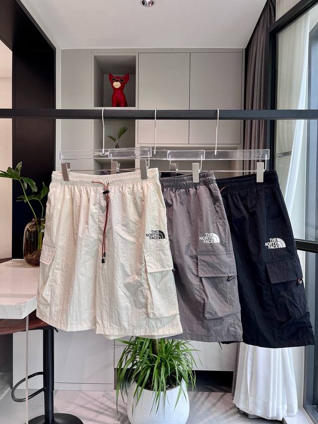 Tnf The North Face Big Pocket Shorts The North Face Big Pocket Shorts, loose fit
